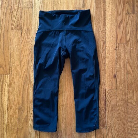 Lululemon sz 4 Train Times Crop (17" )
Nocturnal Teal excellent pre owned cond - Picture 2 of 13
